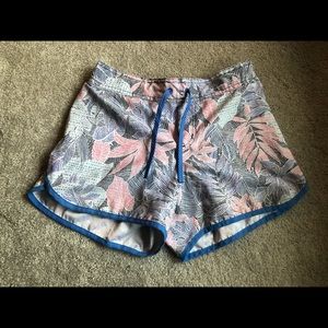 Columbia Women’s Size M PFG Floral Shorts Fishing Hiking Camping Lightweight